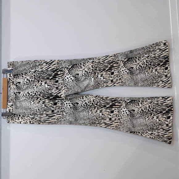 THE PEOPLE VS | Women's White/Black/Beige Animal Print Hi-Rise Flare Jeans - Picture 5 of 6